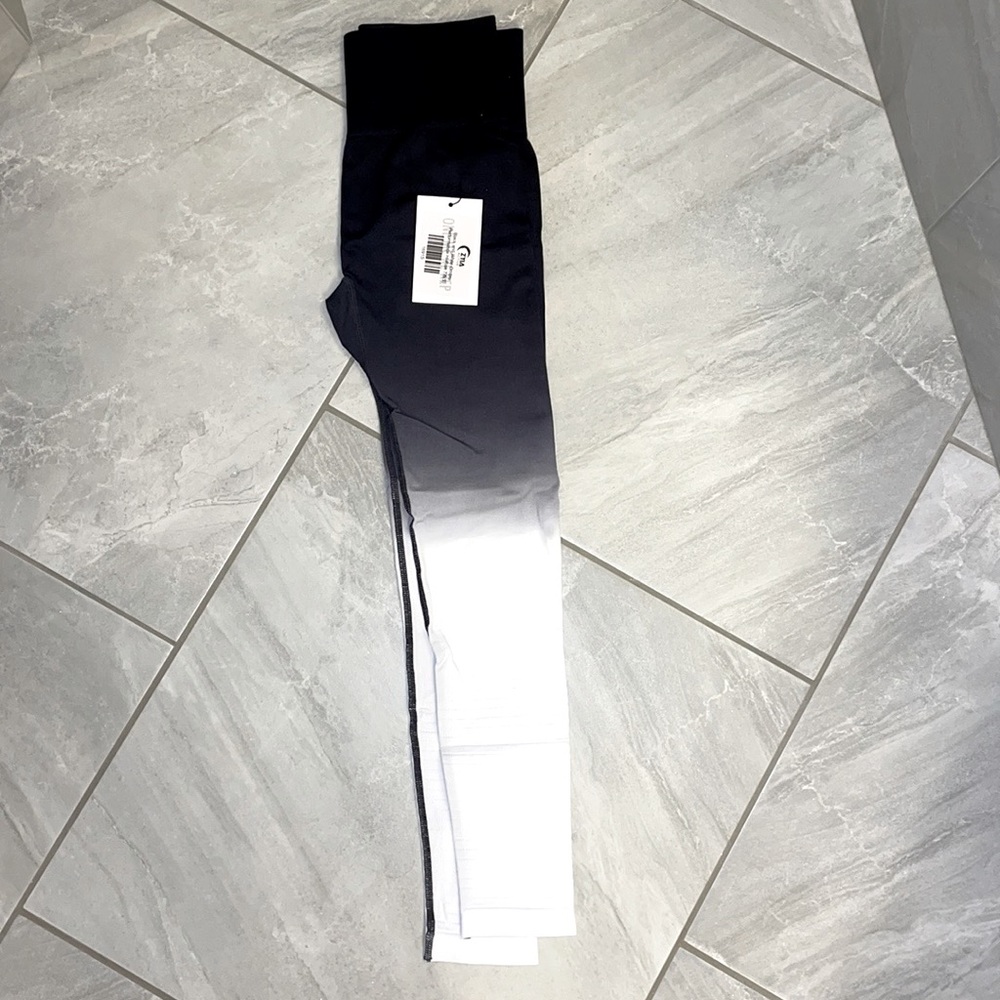 BRAND NEW ZYIA Black and White Ombré Performance Hi-Rise 7/8 (S)